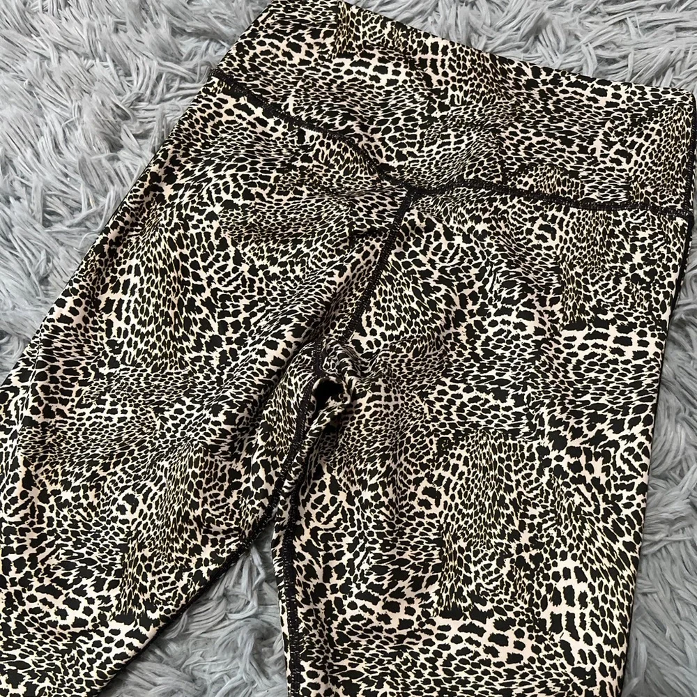 Nike One Leopard Print Mid Rise 7/8 Dri-Fit Tights